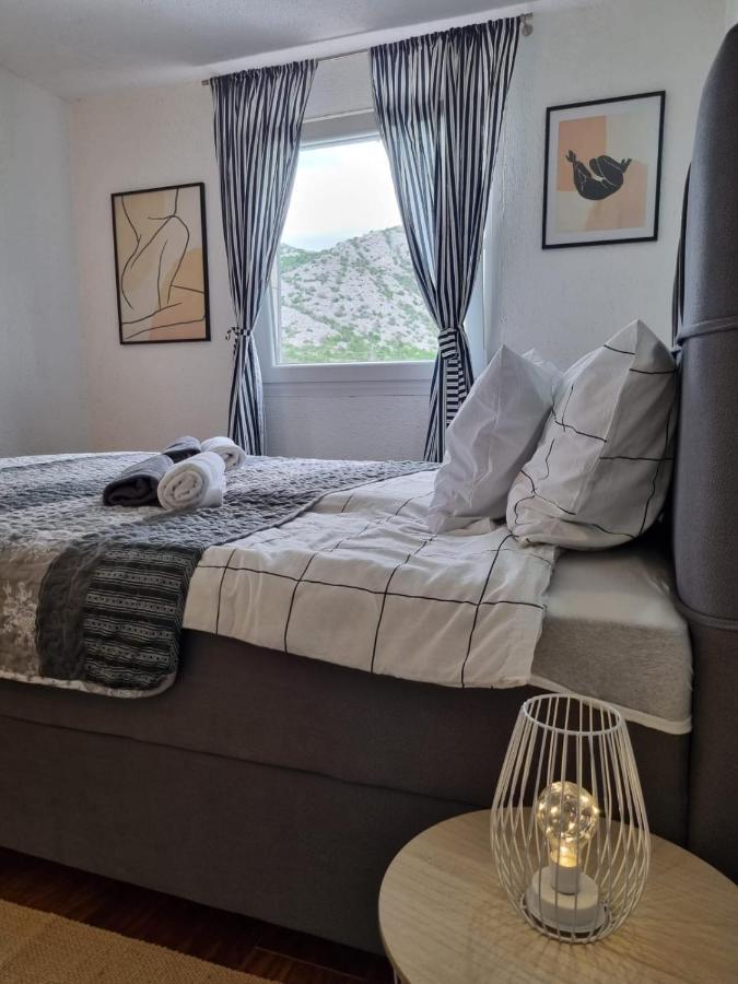 Apartmani 'Cvit' カルロバッグ エクステリア 写真