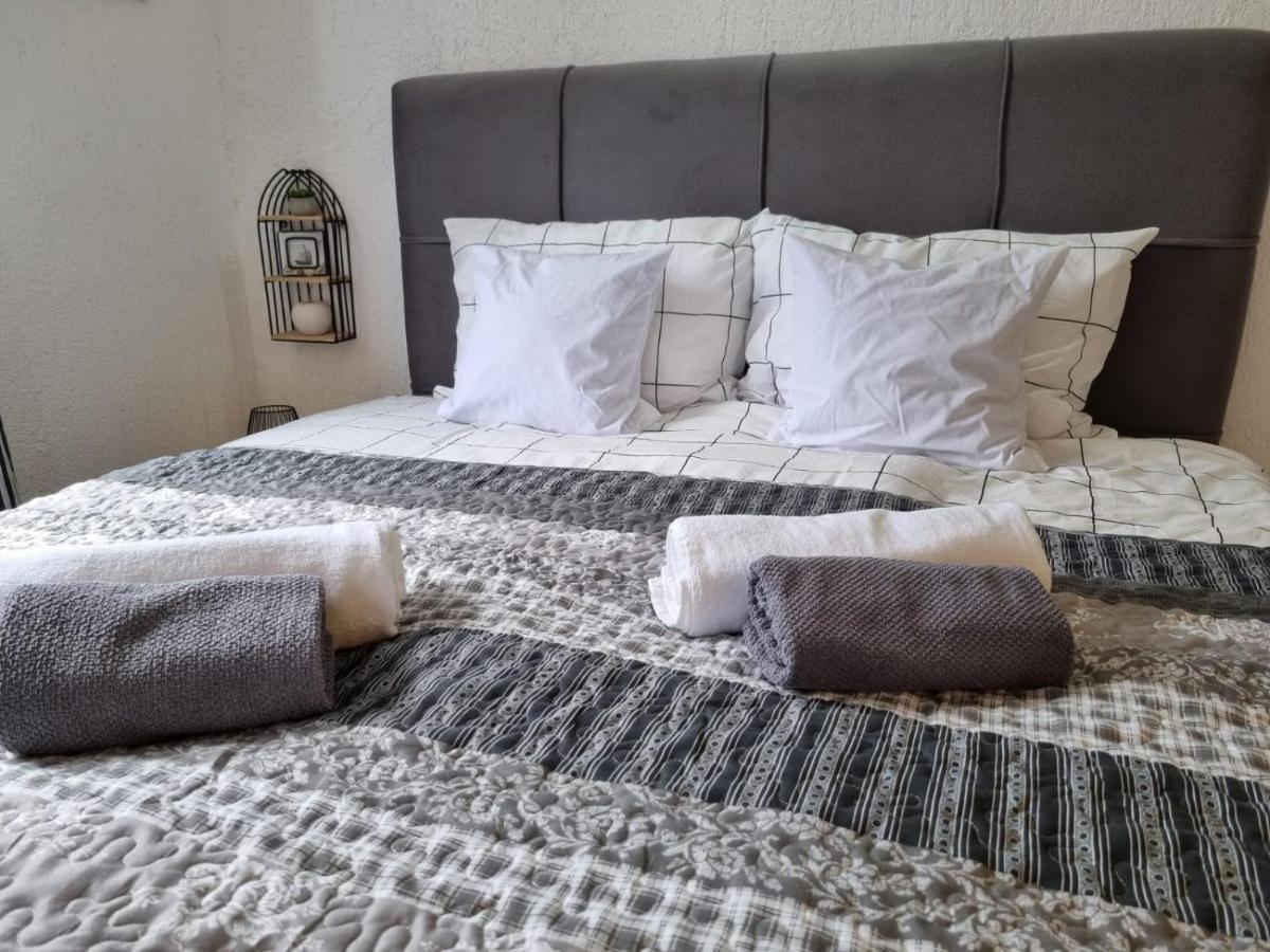 Apartmani 'Cvit' カルロバッグ エクステリア 写真
